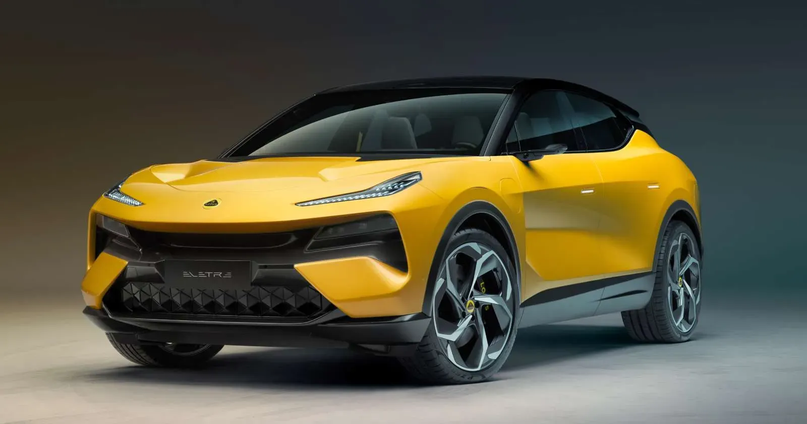 01_Lotus_Eletre_Yellow_Studio_F34_press (1).webp