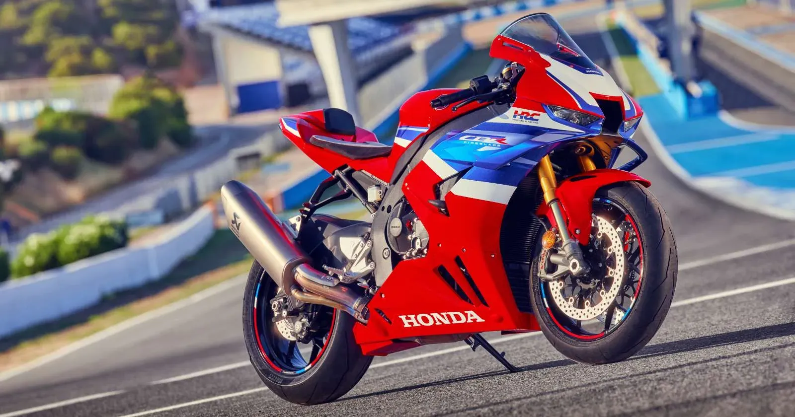 2024-CBR1000RR-R_FIREBLADE_SP_LOCATION_4049_L (1).webp