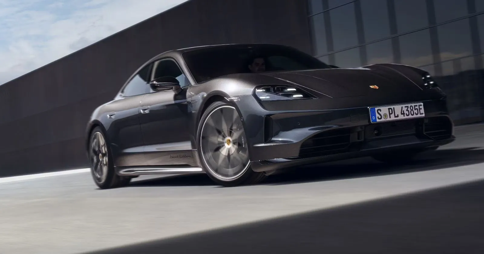 Porsche_Taycan_4_S_Black_Edition_front_16f6de5573.webp