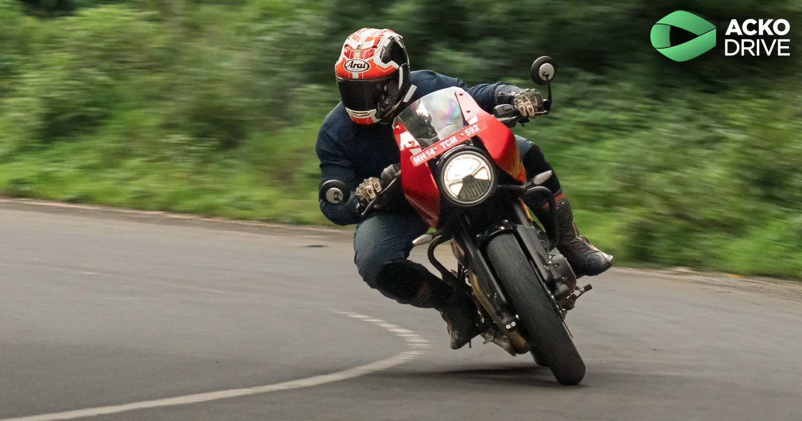 Triumph_Thruxton_400_Action_3_00d829d406.webp