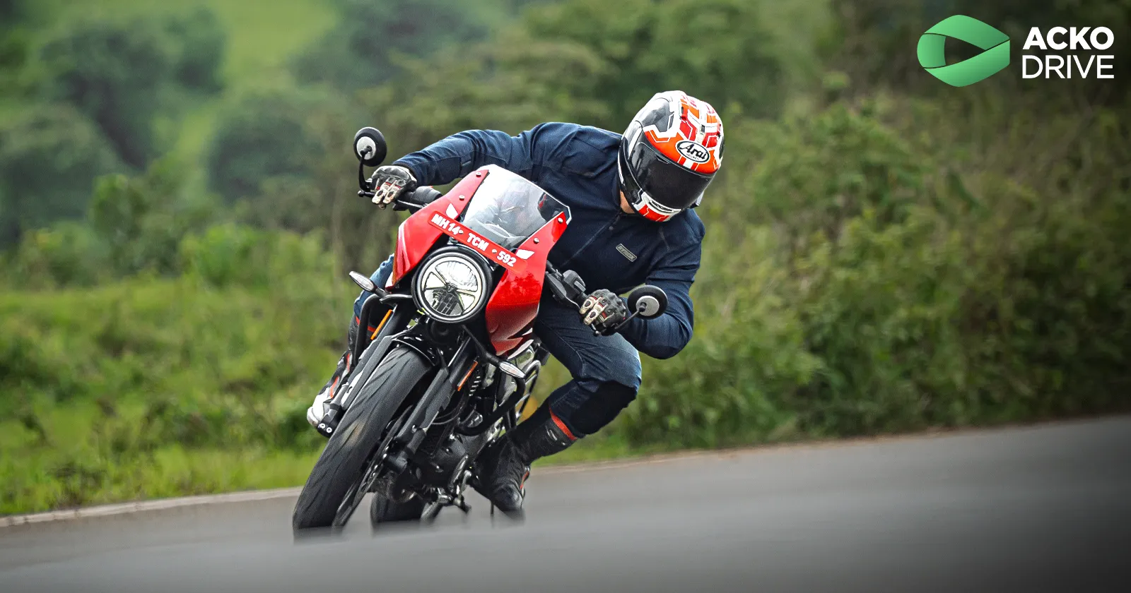 Triumph_Thruxton_400_Action_4_93901a1bc9.webp