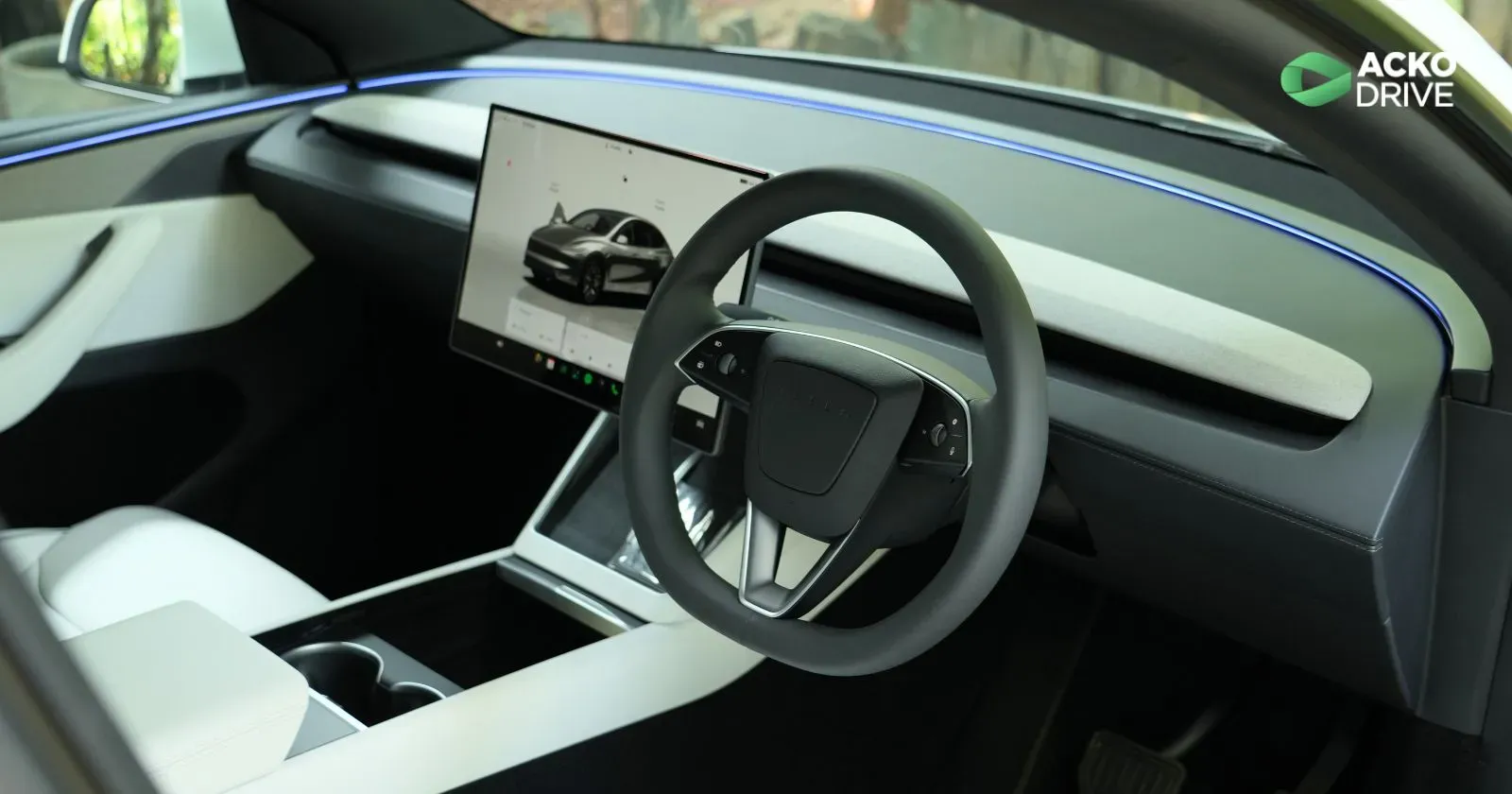 tesla-y-l-interior
