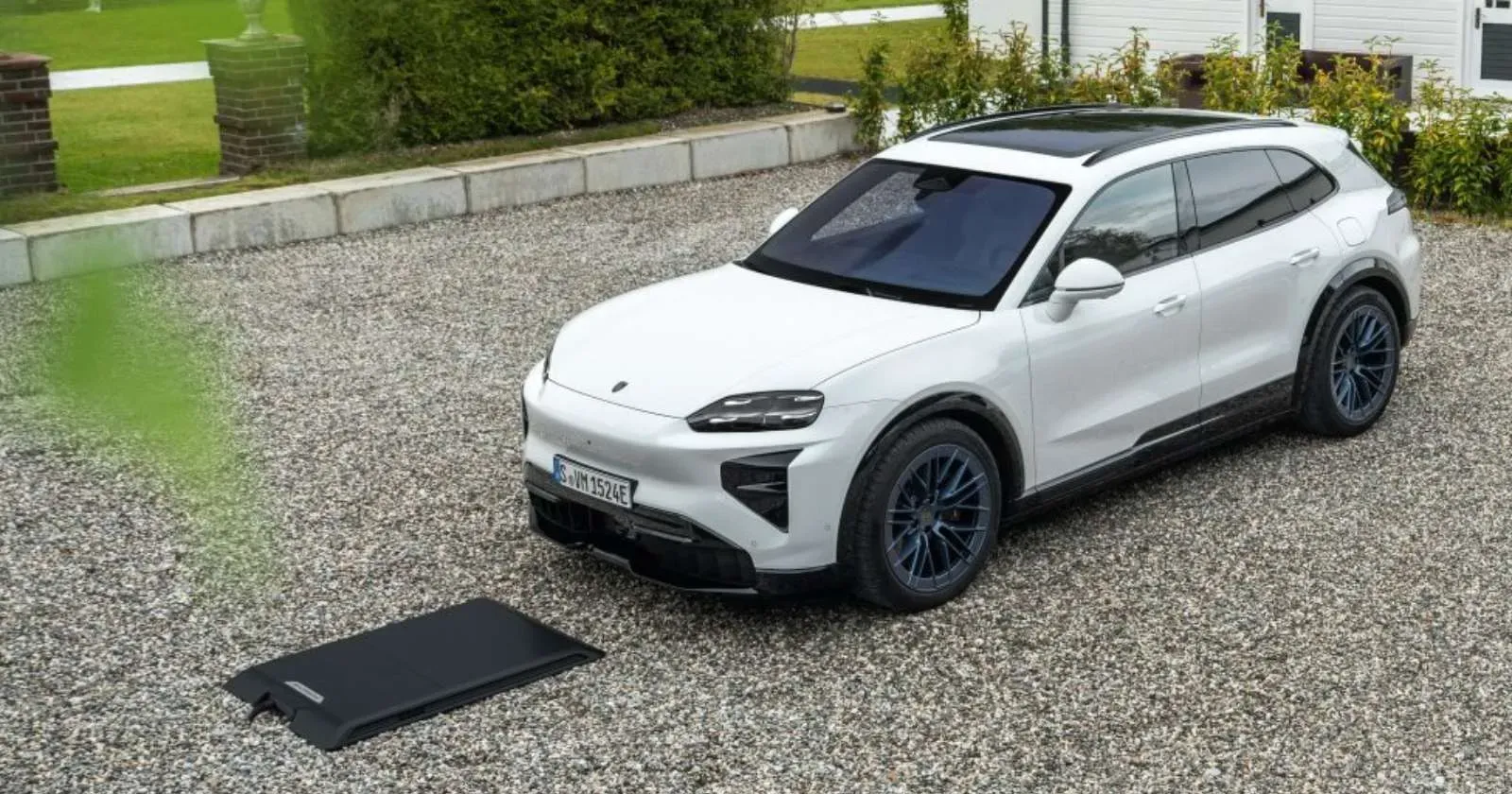 porsche-cayenne-electric-wireless-charging.webp