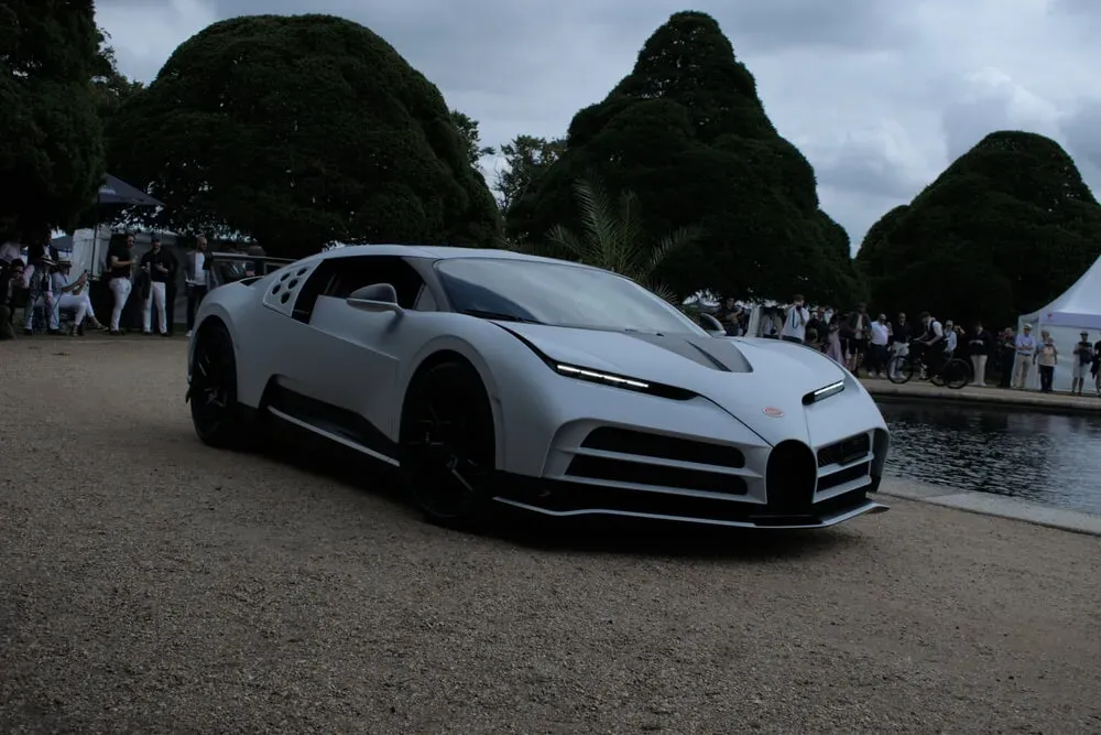 Bugatti Centodieci image