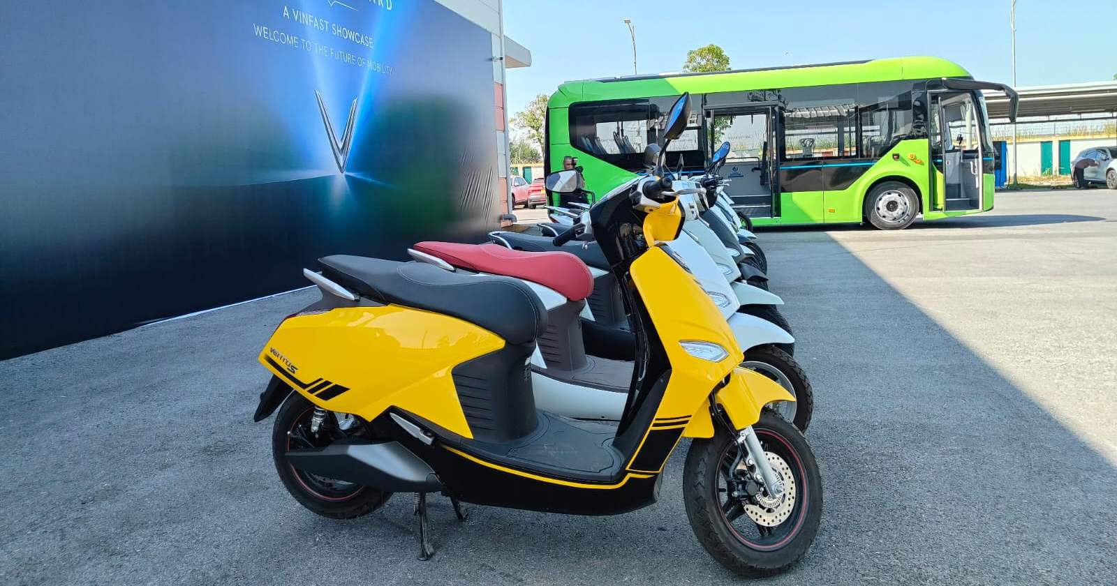 vinfast-scooter-bus.jpg