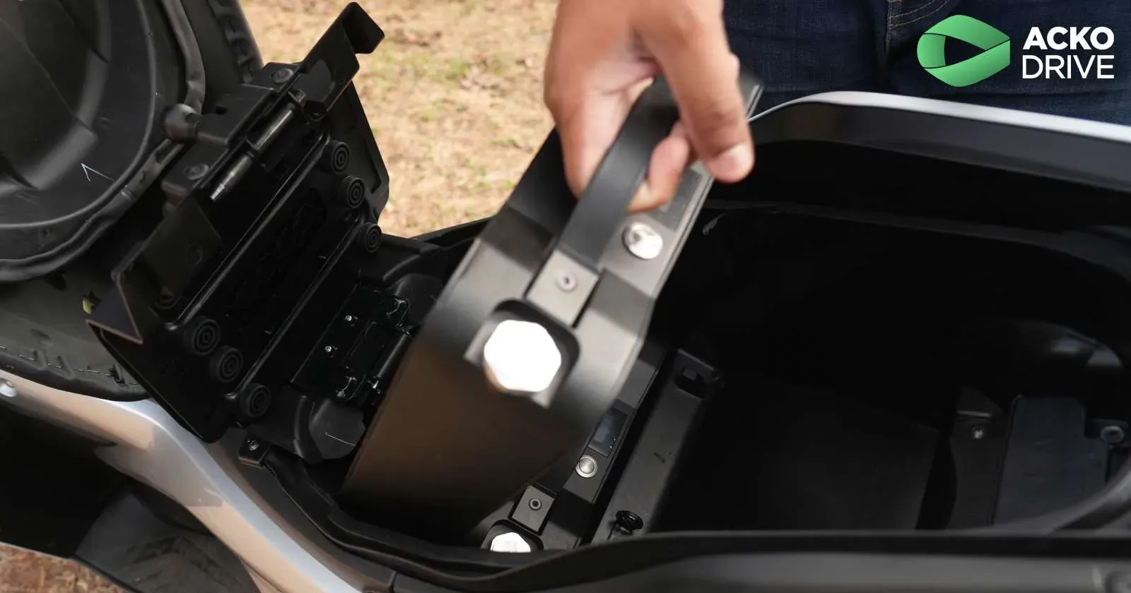 yamaha-aerox-e-battery-swap.webp